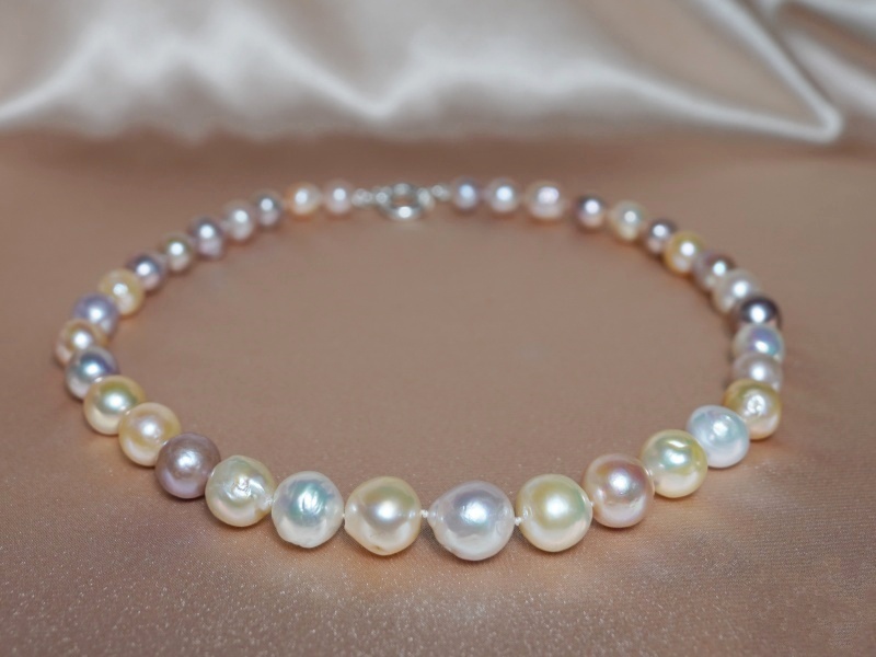 színes gyöngy nyaklánc folyami tenyésztett gyöngyökből